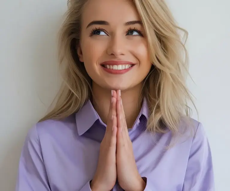 šťastná mladá žena, ktorá ďakuje