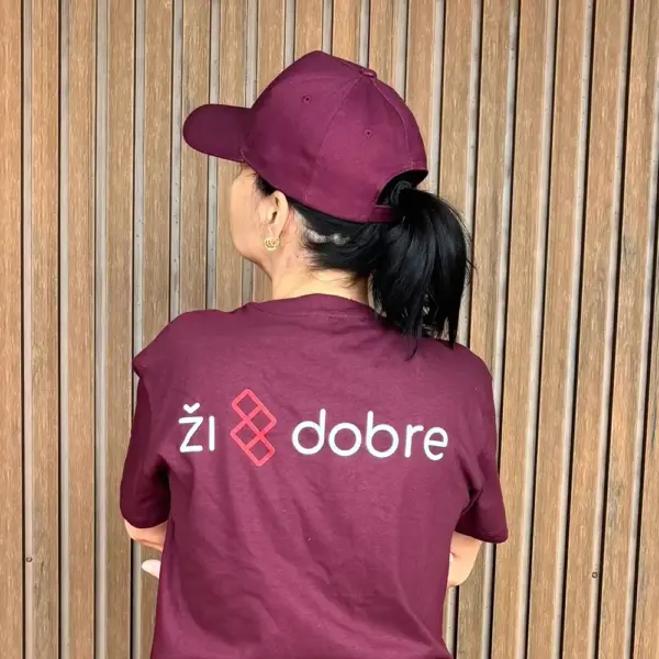 Tričko a šiltovka s logom Ži Dobre na žene
