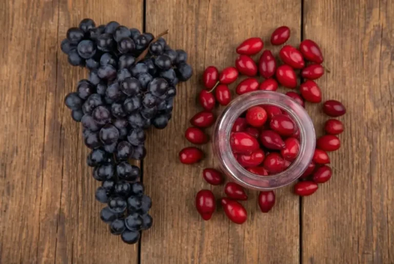 hrozno a šípky na hnedom drevennom stole