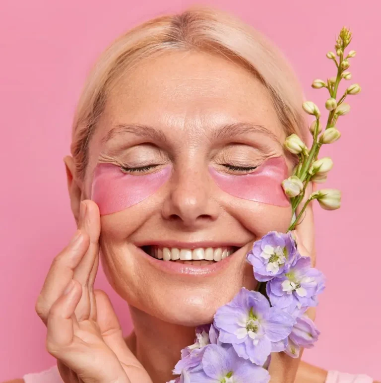 Žena s kvetmi na pozadí, starnutie pokožky